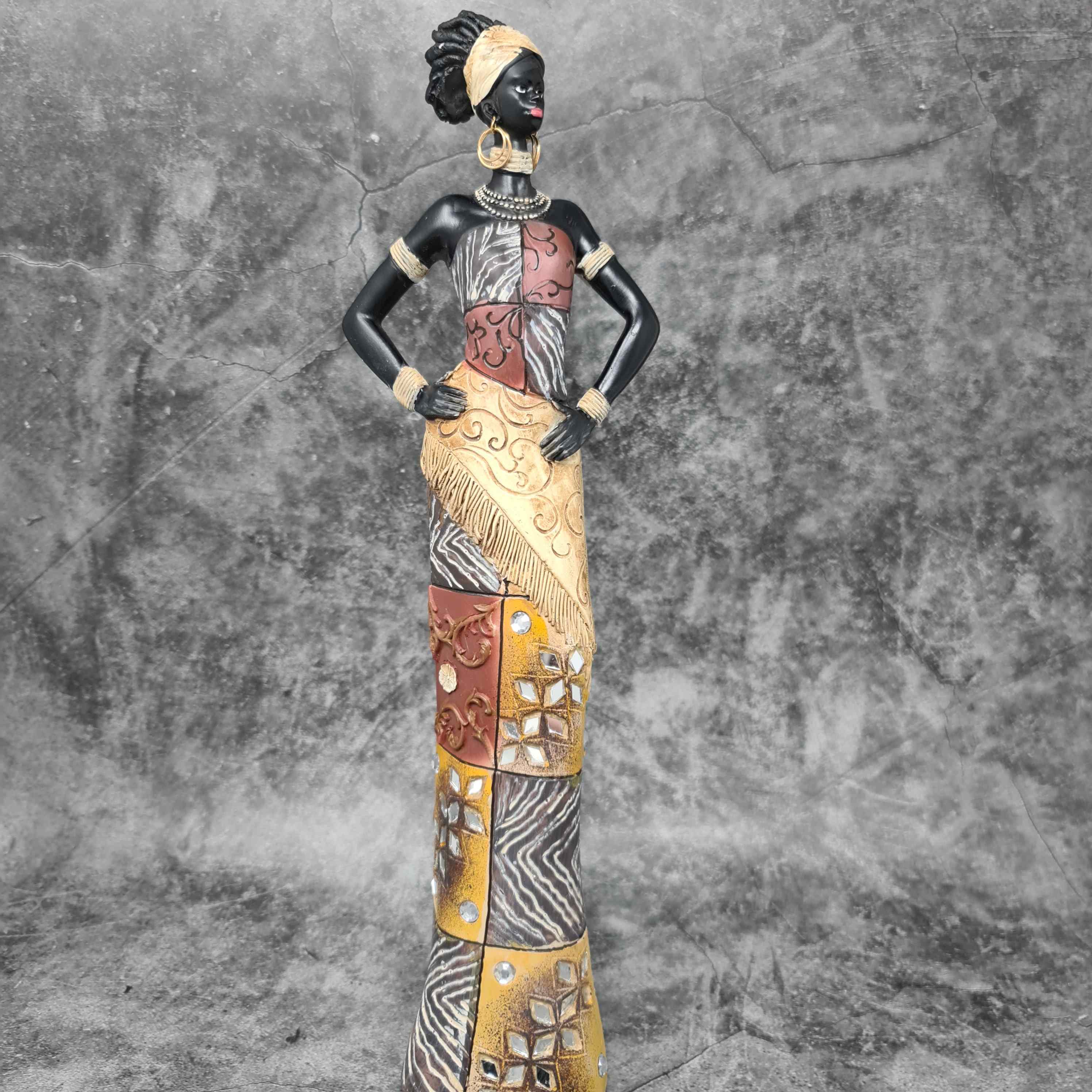 Sculpture moderne figure décorative d'une femme africaine debout avec des vêtements colorés, hauteur 35 cm