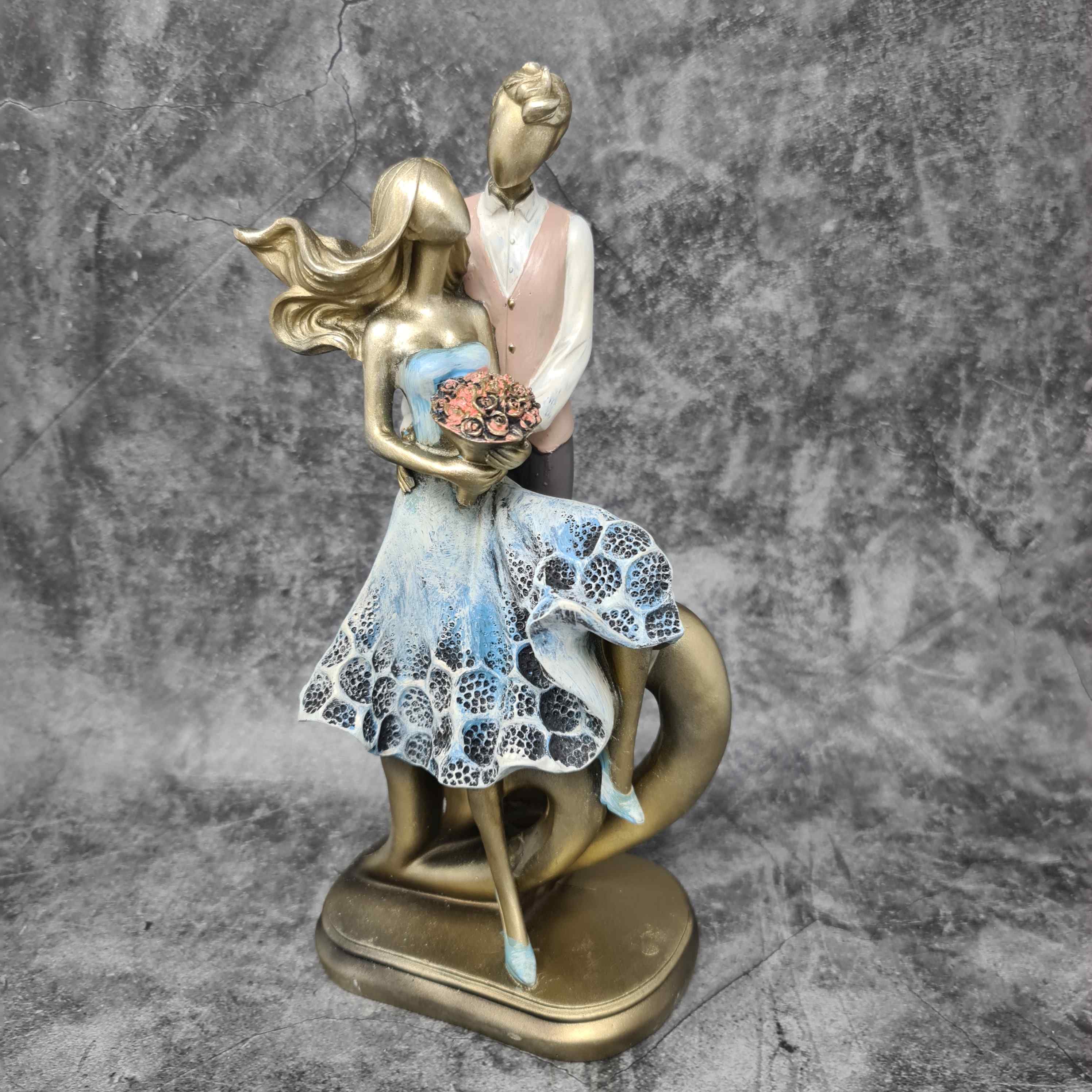 Sculpture moderne décorative figure d'amoureux sur socle, multicolore, hauteur 27 cm