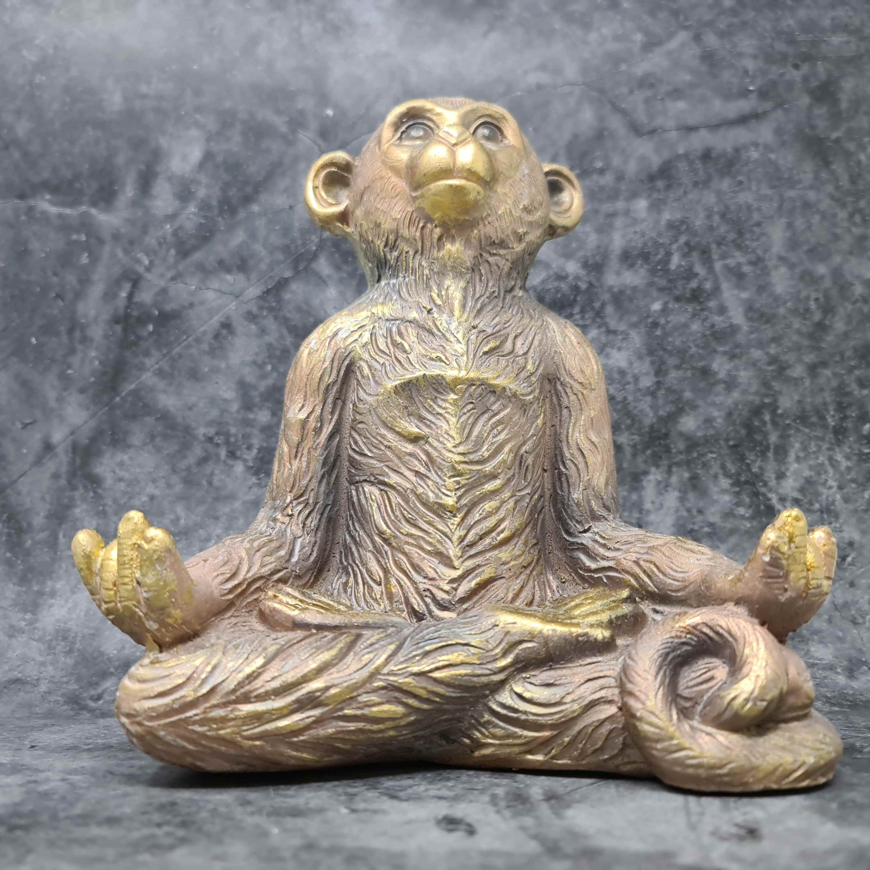 Moderne Skulptur Dekofigur Affe in Yoga Position aus Kunststein antikgold 22x24 cm