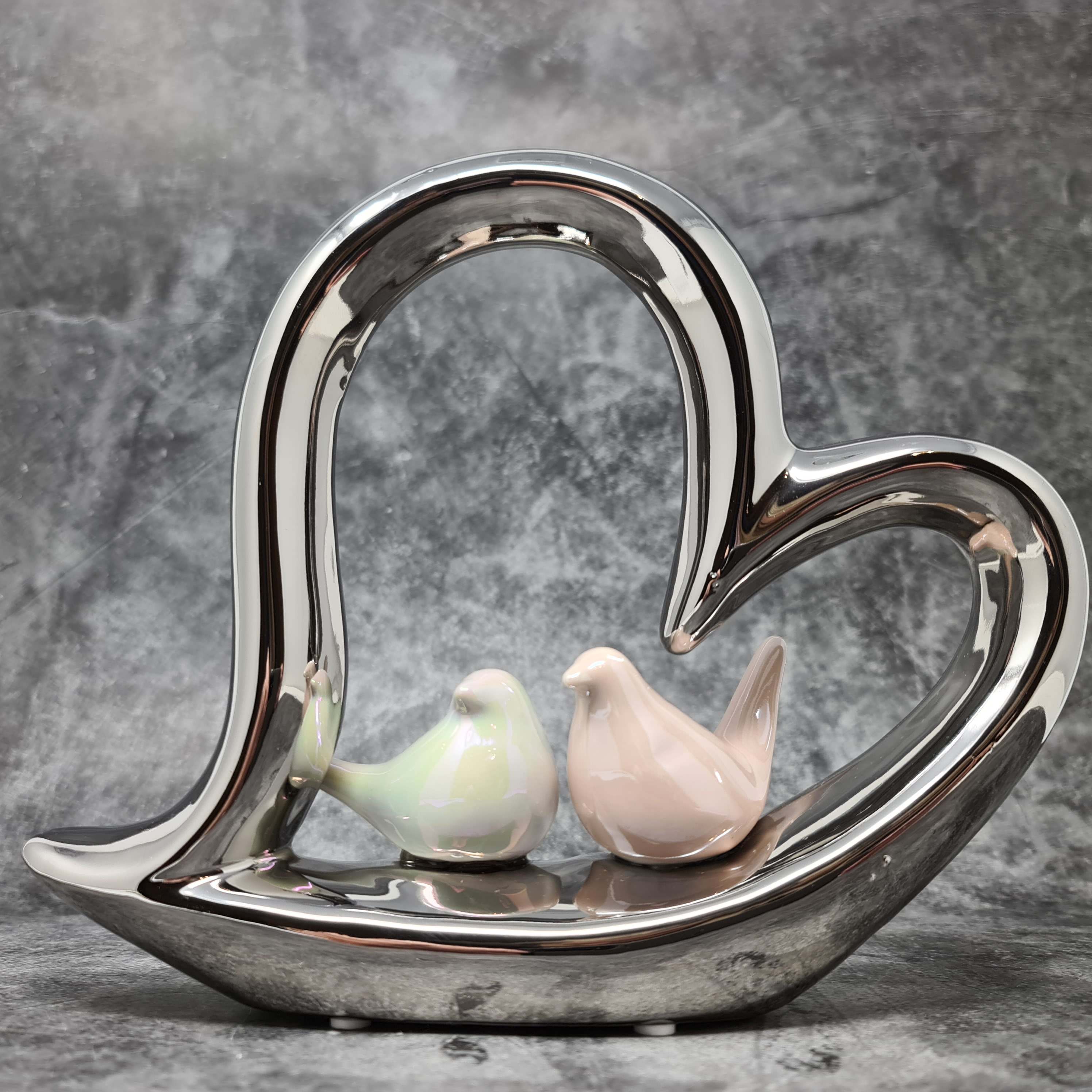 Sculpture moderne figure décorative coeur en céramique argentée avec 2 oiseaux blancs 22x19 cm