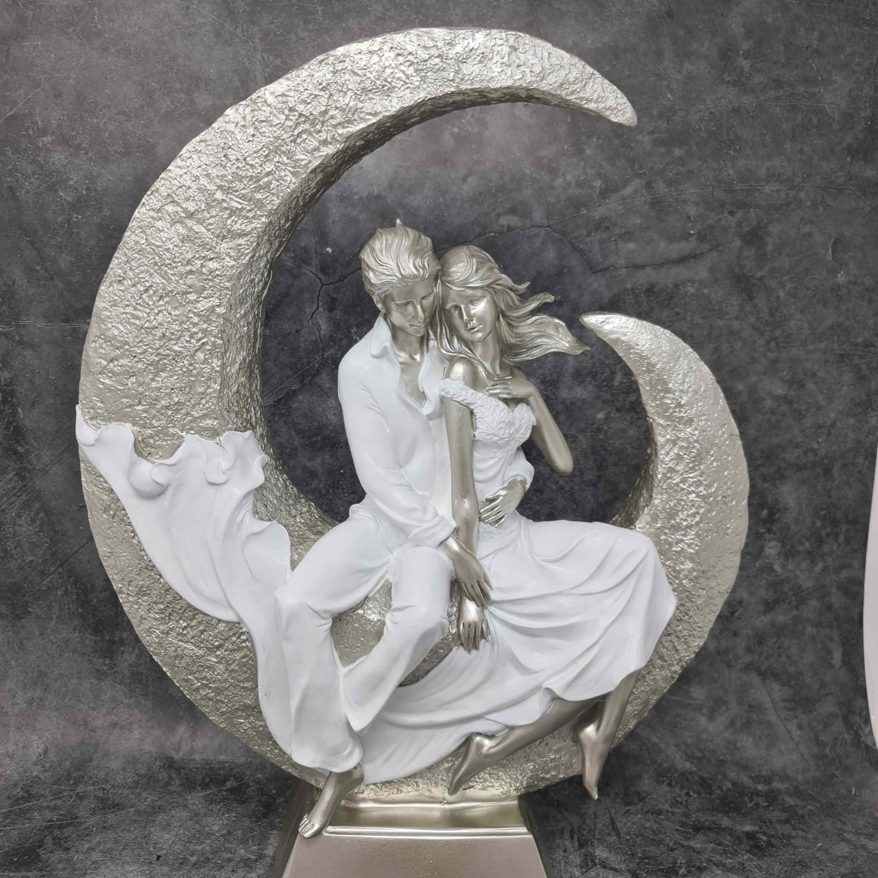 Sculpture moderne et exclusive des amoureux sur la lune en céramique blanc/argent, hauteur 40 cm