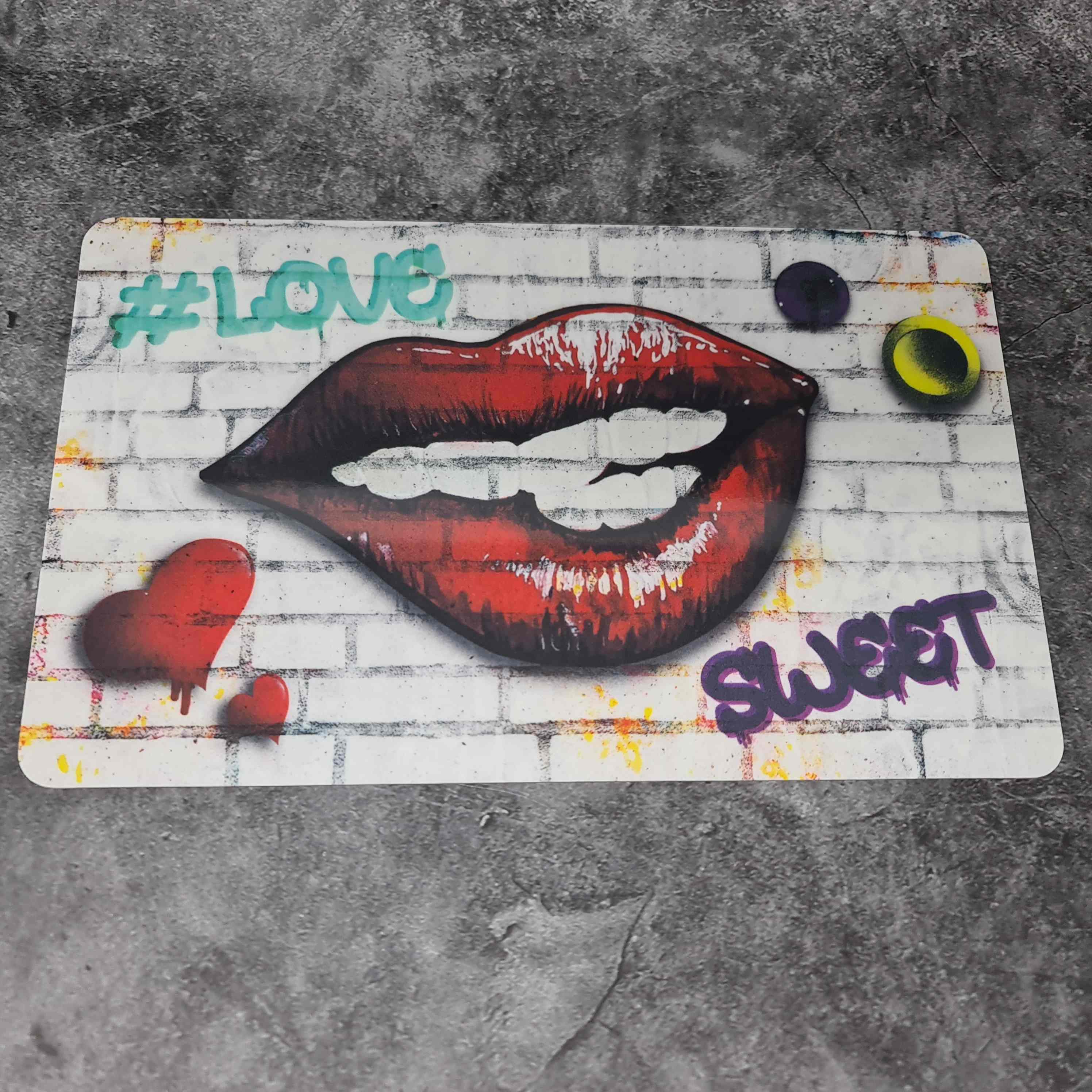 Breakfast board, cutting board, bread board in a modern street art look 14x23 cm (Kiss)