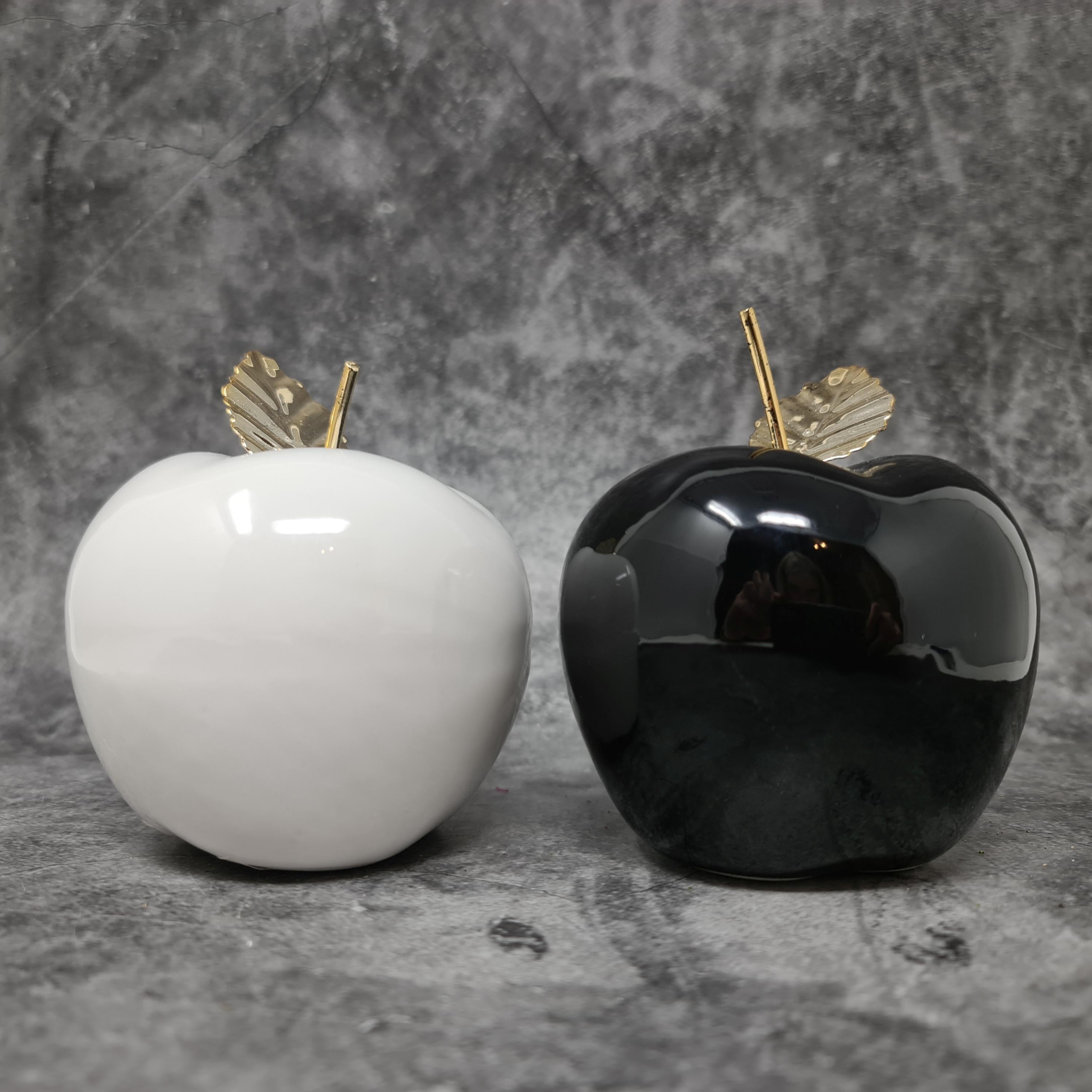 Sculpture moderne figure décorative pomme en lot de 2 en céramique blanc et noir brillant 9x13 cm