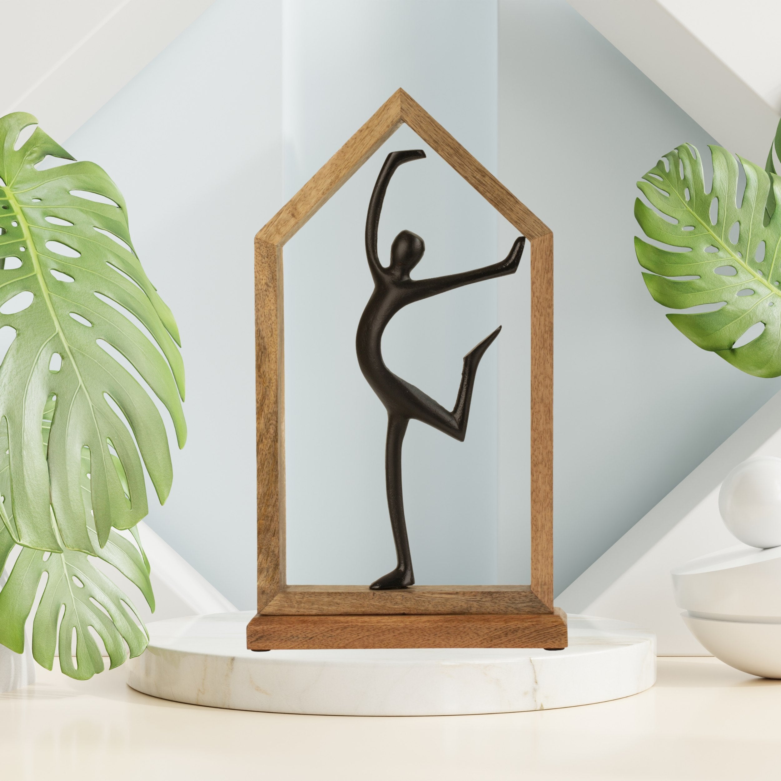 Sculpture décorative figure femme en position de danse noire en métal dans un cadre en bois marron 23x40 cm