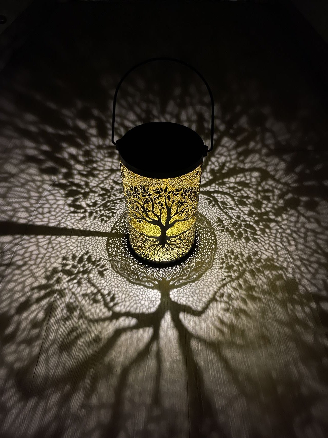 Lanterne solaire en métal noir avec motif arbre de vie, largeur 12 cm, hauteur 20 cm, environ 7-8 heures de lumière.