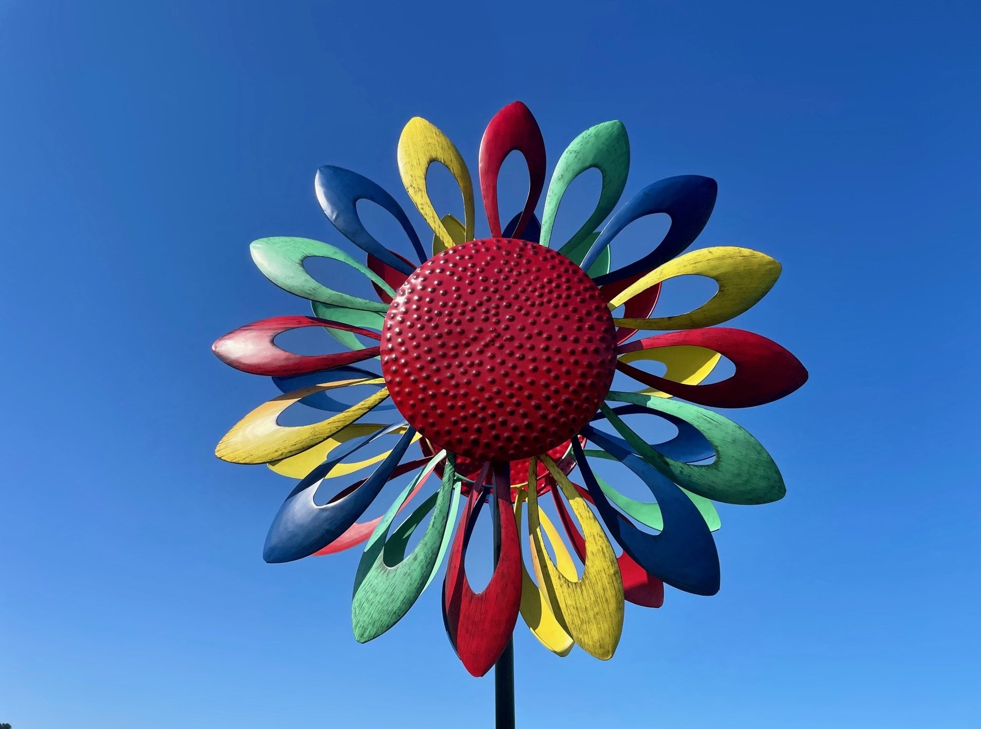 Carillon éolien Pinwheel multicolore en métal comme piquet de jardin hauteur 183 cm ⌀ 59 cm