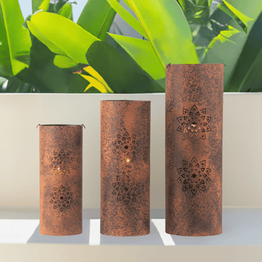 3er Set Kerzenleuchter Gartendekoration braun aus Metall inkl. Hängeeinsatz für Kerzen Höhe 39+48+60 cm - Lifestyle & More