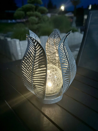 Blume aus Metall grau/silber inkl. Solarkugel Höhe 21,5cm Durchmesser 16,5cm - Lifestyle & More