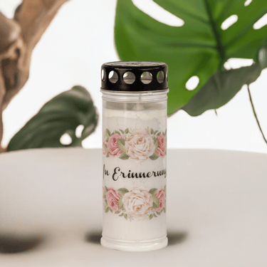 Grabkerze "In Erinnerung" mit Blumendekoration 7x20 cm, 7 - Tage Brenndauer! - Lifestyle & More