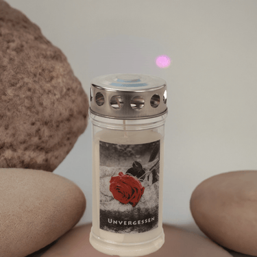 Grabkerze mit Rose und Spruch 'Unvergessen' 7x17 cm - Lifestyle & More
