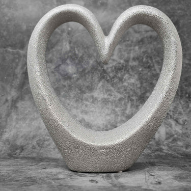 Moderne Herz Skulptur Dekofigur aus Keramik mit Perlenstruktur in silber Höhe 22 cm Breite 22 cm - Lifestyle & More