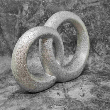 Moderne Skulptur Dekofigur 2 Ringe Hochzeitsdeko aus Keramik mit Perlenstruktur in silber Höhe 24 cm - Lifestyle & More