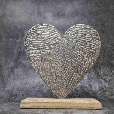 Moderne Skulptur Dekofigur Herz aus Aluminium auf Sockel aus Holz Silber/braun 18x21 cm - Lifestyle & More