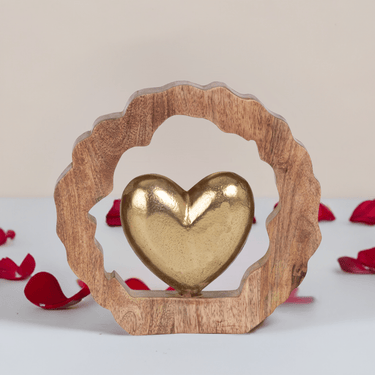 Skulptur Dekofigur Herz im Kreis aus Aluminium auf Sockel aus Holz Gold/braun D 25cm - Lifestyle & More