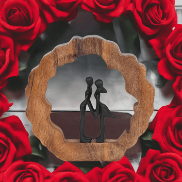 Skulptur Dekofigur Küssendes Pärchen im Kreis aus Aluminium auf Sockel aus Holz schwarz/braun D 25cm - Lifestyle & More