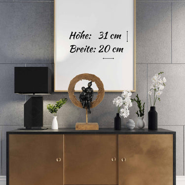 Skulptur Mama und Kind sitzend in einer Holzscheibe aus Kunststein inklusive Sockel 20x31 cm - Lifestyle & More