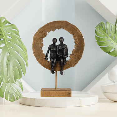 Skulptur Mann und Frau sitzend in einer Holzscheibe aus Polyresin inklusive Sockel Höhe 37cm Breite - Lifestyle & More