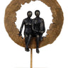 Skulptur Mann und Frau sitzend in einer Holzscheibe aus Polyresin inklusive Sockel Höhe 37cm Breite - Lifestyle & More
