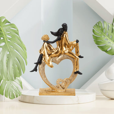 Skulptur Paar sitzend auf einem Herz gold aus Kunststein Höhe 33cm Breite 24,5cm - Lifestyle & More