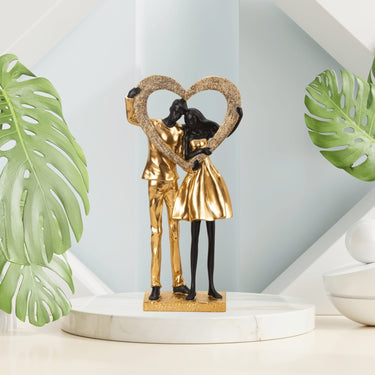 Skulptur Paar stehend mit Herz in der Hand gold aus Kunststein Höhe 35,5cm Breite 18 cm - Lifestyle & More