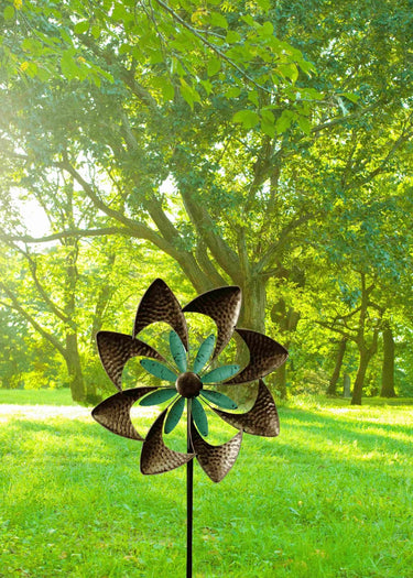 Windrad Windspiel mehrfarbig aus Metall als Gartenstecker Höhe 122 cm ⌀ 40 cm - Lifestyle & More